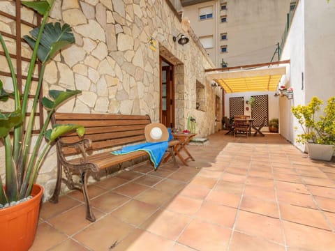 Plant, Property, Building, Flowerpot, Window, Wood, Houseplant, Interior Design, Outdoor Furniture, Floor