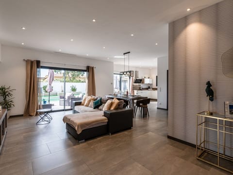 Plant, Property, Building, Houseplant, Wood, Comfort, Table, Architecture, Interior Design, Floor