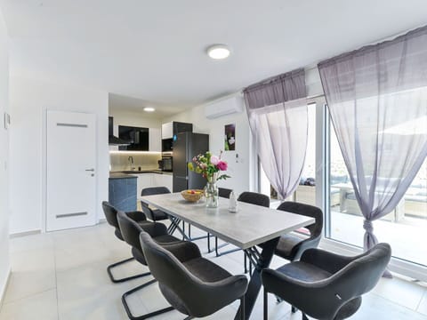 Table, Furniture, Property, Plant, Chair, Interior Design, Houseplant, Window, Building