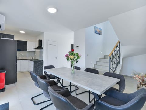 Table, Furniture, Plant, Chair, Building, Houseplant, Flooring, Couch, Interior Design