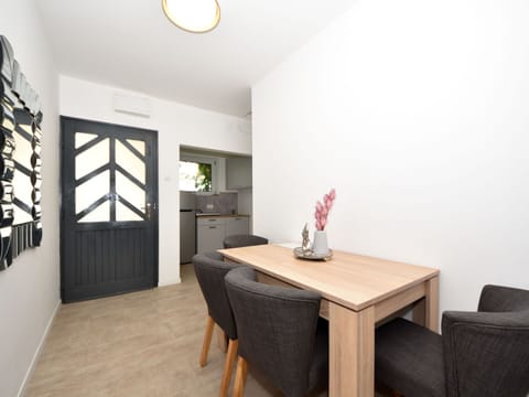 Table, Furniture, Wood, Lighting, Interior Design, Architecture, Flooring, Floor, Hardwood, Real Estate