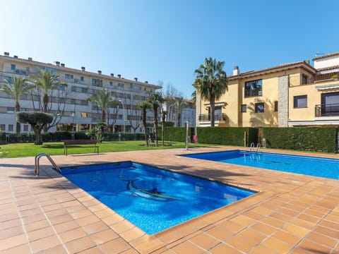 Plant, Water, Building, Daytime, Property, Sky, Window, Azure, Swimming Pool, Tree