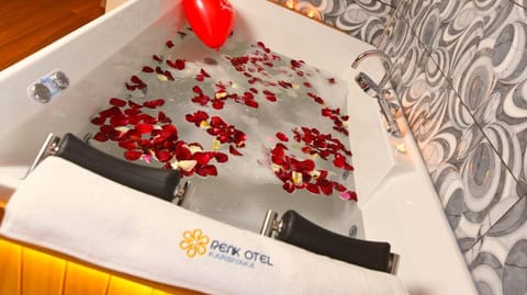 Luxury Room | Bathroom | Free toiletries, hair dryer