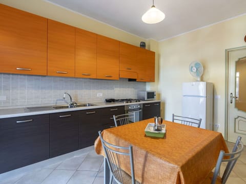 Water, Building, Cloud, Plant, Property, Daytime, Sky, Azure, Tree, House