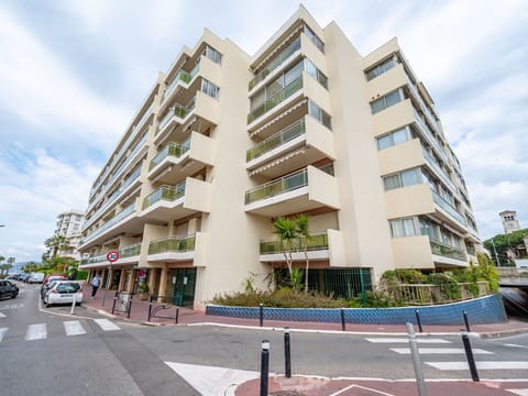 Apartment, City, Neighbourhood, Condominium, Residential Area, Metropolitan Area, Urban Design, Human Settlement, Balcony, Mixed-Use