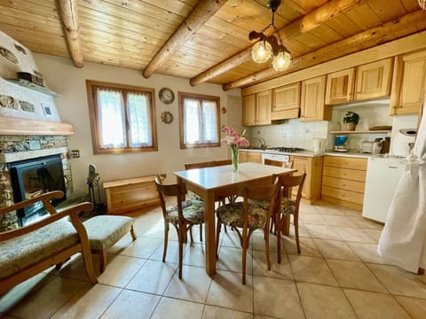 Plant, Table, Furniture, Property, Flowerpot, Building, Houseplant, Shade, Outdoor Furniture, Architecture