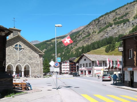 Sky, Building, Window, Street Light, Infrastructure, Plant, Road Surface, Mountain, House, Thoroughfare