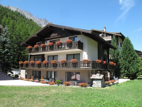 Sky, Plant, Building, Window, Tree, House, Land Lot, Cloud, Cottage, Residential Area