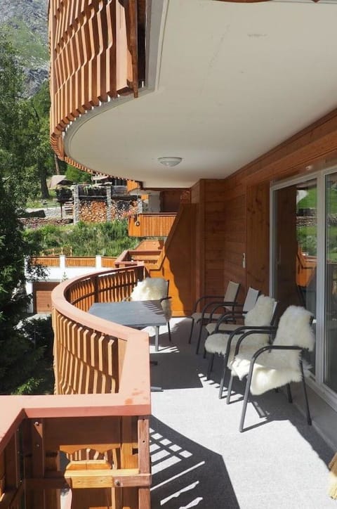 Building, Property, Wood, Interior Design, Window, Shade, Plant, Real Estate, Tree, Urban Design