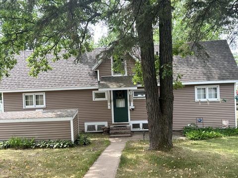 View and entrance from driveway