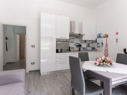 Furniture, Table, Comfort, Building, Interior Design, Cabinetry, Houseplant, Flooring, Floor, Couch