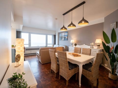 Table, Furniture, Plant, Property, Houseplant, Chair, Wood, Interior Design, Building, Architecture