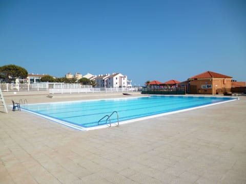 Water, Sky, Building, Swimming Pool, Rectangle, Outdoor Furniture, House, Composite Material, Leisure, Landscape