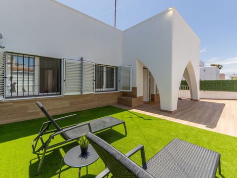 Water, Plant, Building, Daytime, Property, Swimming Pool, Window, Sky, Azure, Nature