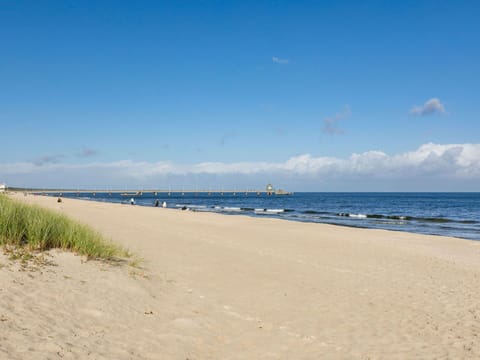 Water, Cloud, Sky, Beach, Plant, Coastal And Oceanic Landforms, Bank, Horizon, Landscape, Headland