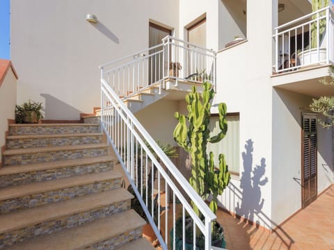 Building, Plant, Wood, Stairs, Architecture, Wall, Floor, House, Real Estate, Baluster