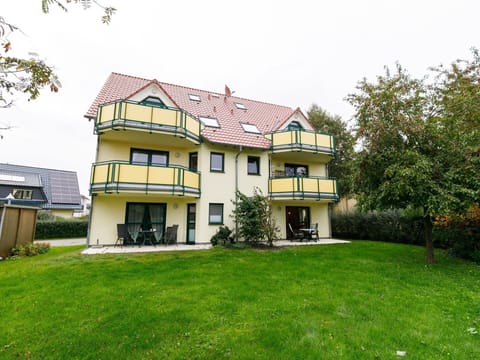 Plant, Building, Sky, Property, Window, Tree, House, Land Lot, Grass, Cottage