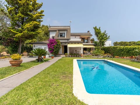 Water, Building, Plant, Sky, Daytime, Property, Swimming Pool, Azure, Window, Tree