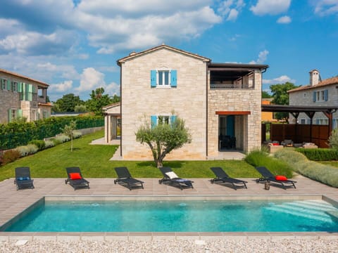 Sky, Plant, Furniture, Plant Community, Table, Natural Landscape, Chair, Land Lot, Outdoor Furniture, Tree