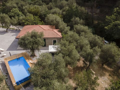Water, Cloud, Sky, Building, Plant, Window, Swimming Pool, Tree, House, Leisure