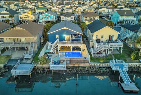 Create timeless memories at Rene’s Beach Retreat, your perfect destination for a family beach getaway!