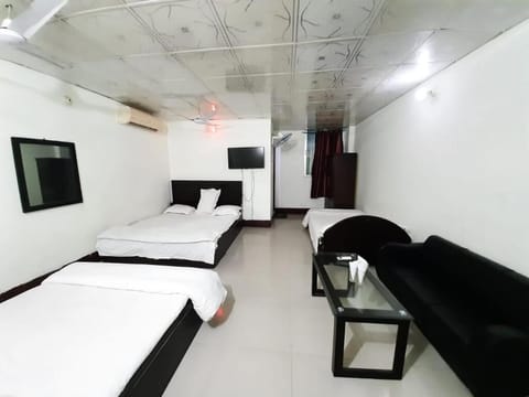 Family Room | Desk, free WiFi, bed sheets