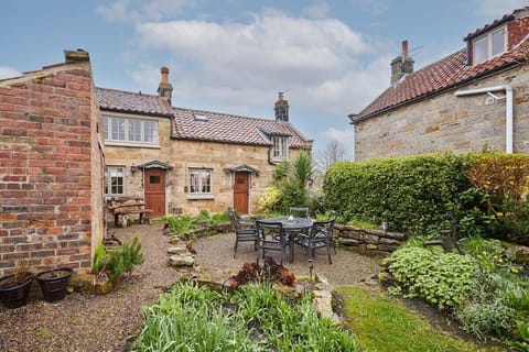Colcott Cottage, Fylingthorpe - Host & Stay