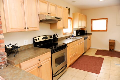 Cabin 10, Lakefront | Private kitchen | Microwave, coffee/tea maker, toaster, cookware/dishes/utensils