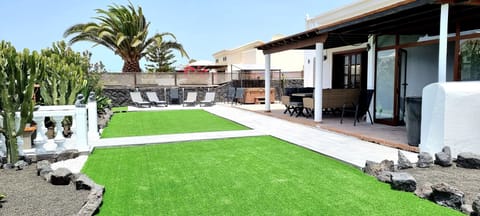 Outdoor private garden with hot-tub