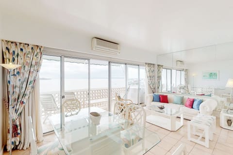 Apartment | Living area | Flat-screen TV