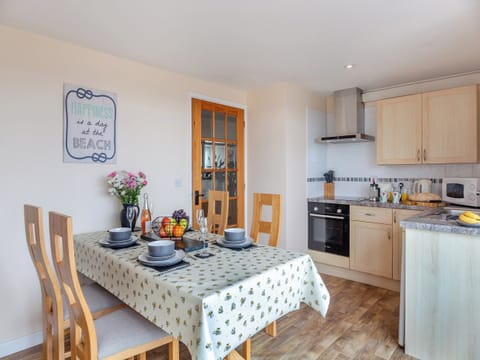 Kitchen/diner | Bwthyn Hudol - Llwynhudol Vineyard Cottages, Pwllheli
