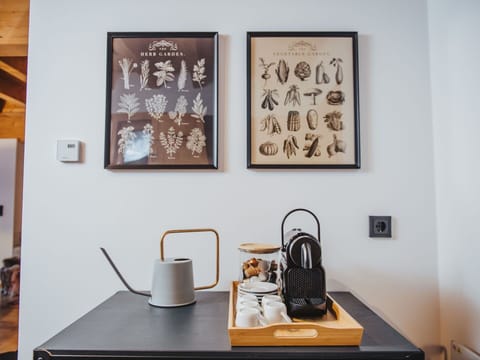 Picture Frame, Building, Interior Design, Wood, Tableware, Countertop, Art, Serveware, Kitchen Appliance