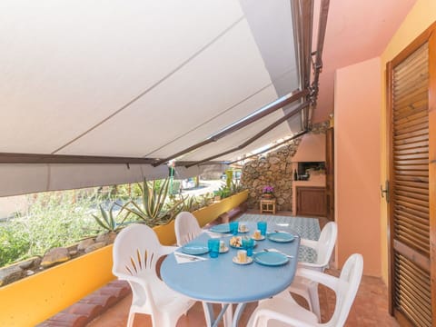 Table, Property, Furniture, Chair, Plant, Building, Interior Design, Wood, Architecture, Shade