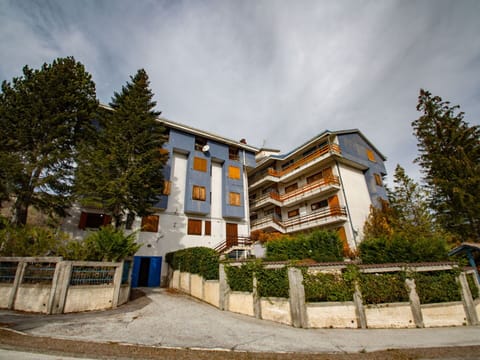 Cloud, Sky, Plant, Building, Property, Window, Tree, House, Land Lot, Urban Design