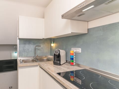 Kitchen Sink, Countertop, Cabinetry, Tap, Sink, Property, Plumbing Fixture, Building, Kitchen Stove, Kitchen