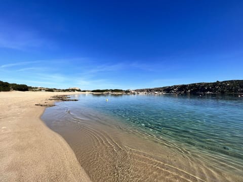Water, Sky, Cloud, Natural Landscape, Beach, Coastal And Oceanic Landforms, Lake, Bank, Horizon, Landscape