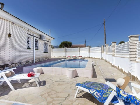 Sky, Daytime, Property, Building, Window, Shade, Swimming Pool, House, Wood, Urban Design