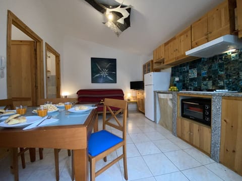 Plant, Building, Sky, Window, Tree, Land Lot, House, Urban Design, Residential Area, Real Estate