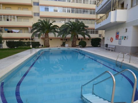 Water, Plant, Sky, Building, Swimming Pool, Tree, Azure, Window, Real Estate, Leisure