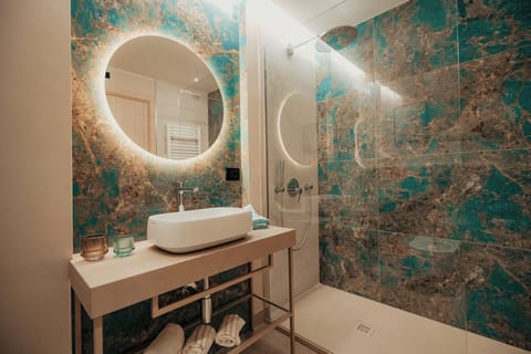 Combined shower/tub, rainfall showerhead, eco-friendly toiletries