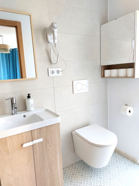 Comfort Triple Room, Private Bathroom | Bathroom | Free toiletries, hair dryer, towels