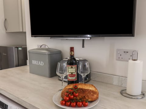 1 bedroom, individually decorated, individually furnished