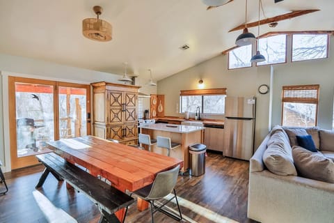 Zen Zion Blue Jay has plenty of room for everyone to connect over delicious meals.