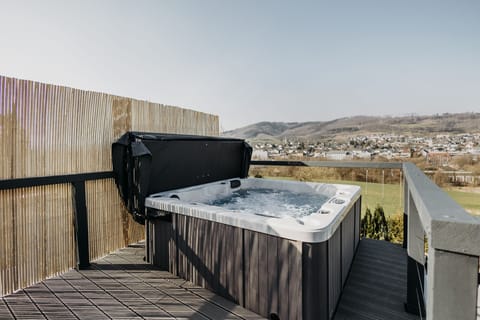 Relaxen im privaten Spa mit wunderschönem Blick ins Tal!