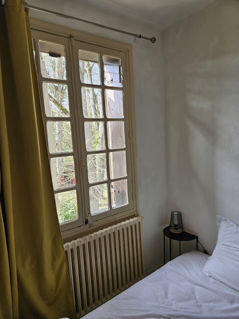 Individually decorated, individually furnished, laptop workspace