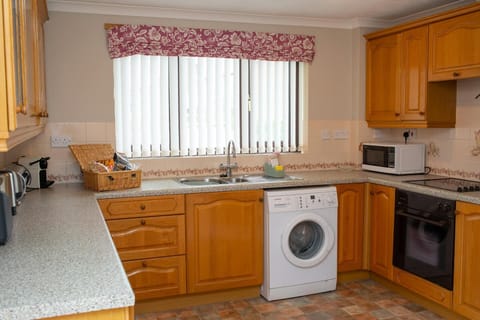 Washing machine, sink under window, welcome basket, oven and microwave, kettle and toaster