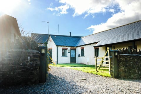 Outside Toes Rock Cottage, driveway leading to entrance