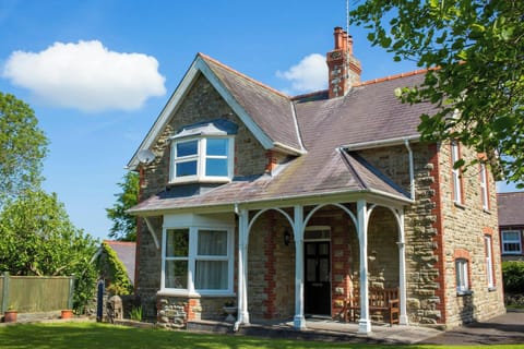 Large front porch area with bench.
