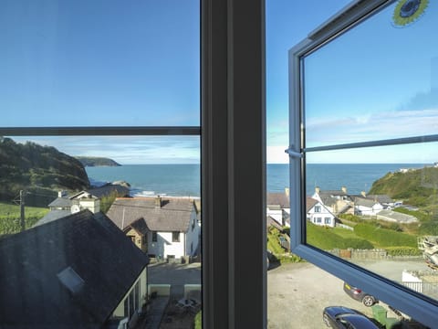 Golyfa Mor views from the window over the sea