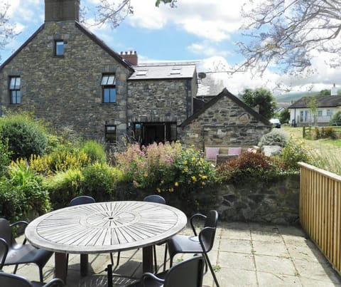 Outside of Glenroy with patio and outdoor dining table